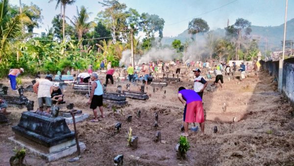Gotong Royong Bersih Makam di Desa Sukoharjo dalam Rangka Menyambut Bulan Suci Ramadhan